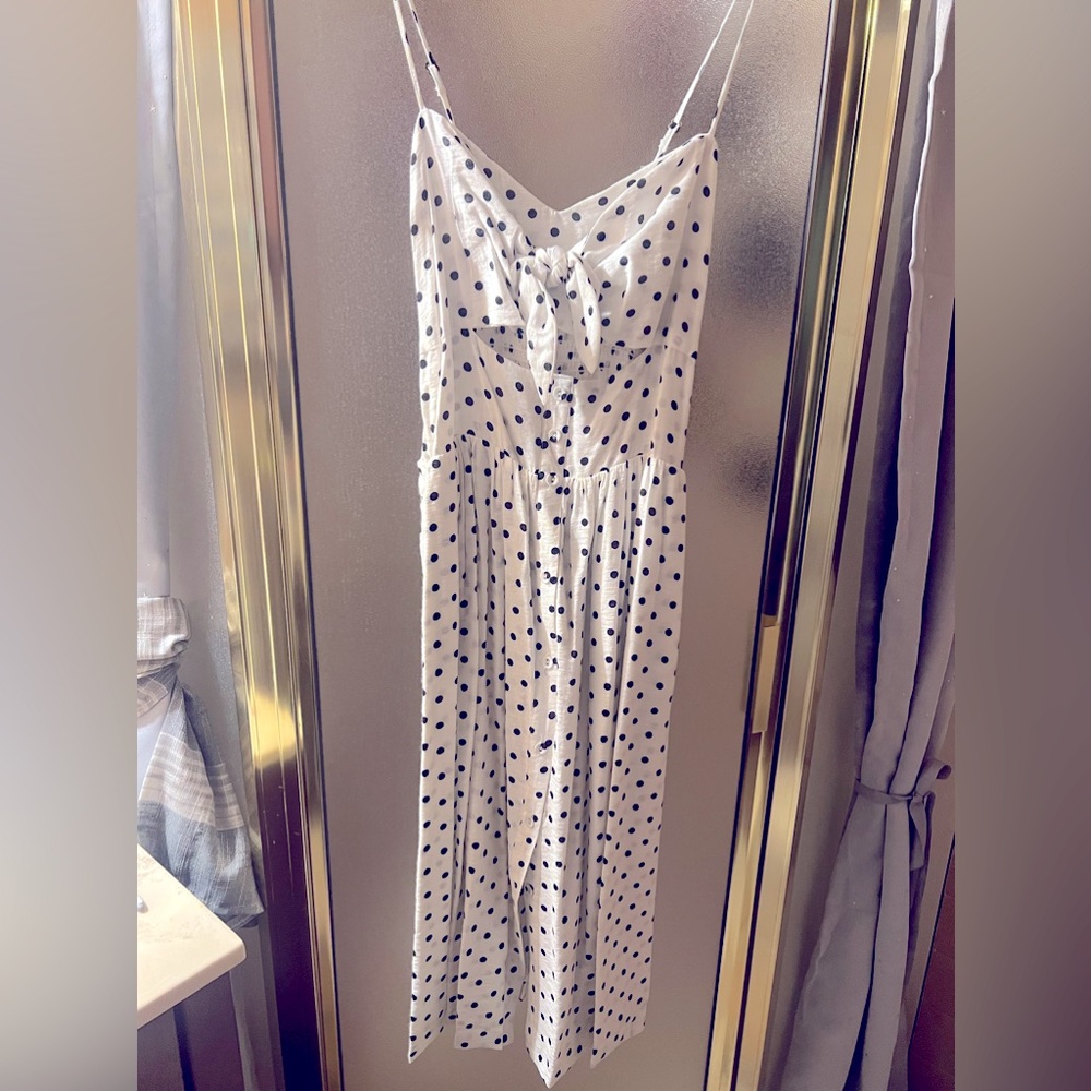 Adorable white dress polkadot dress.